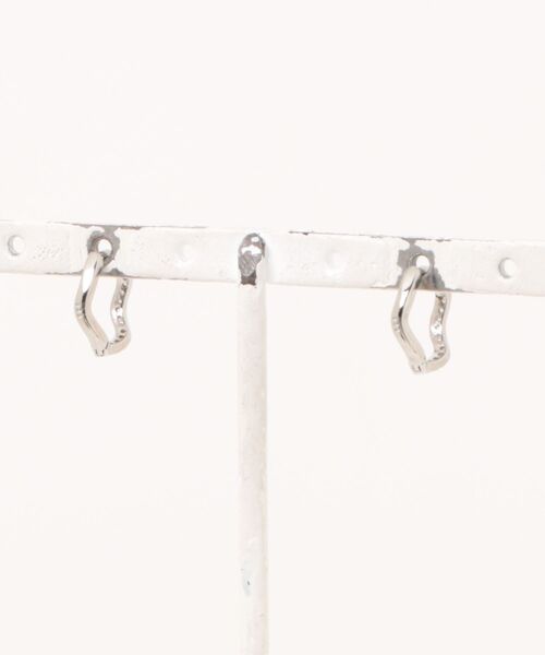 almo(アルモ)の「ウェーブラインストーンリングピアス/ペア(RO)(ピアス(両耳用)・メンズ・シルバー・SMALL/MEDIUM/LARGE)」の2枚目の写真