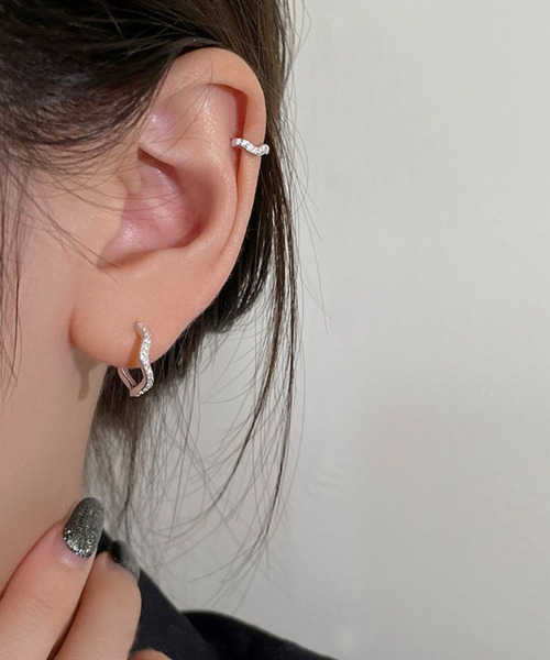 almo(アルモ)の「ウェーブラインストーンリングピアス/ペア(RO)(ピアス(両耳用)・メンズ・シルバー・SMALL/MEDIUM/LARGE)」の1枚目の写真
