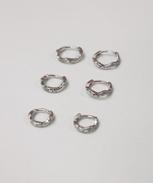 almo(アルモ)の「ウェーブラインストーンリングピアス/ペア(RO)(ピアス(両耳用)・メンズ・シルバー・SMALL/MEDIUM/LARGE)」の3枚目の写真