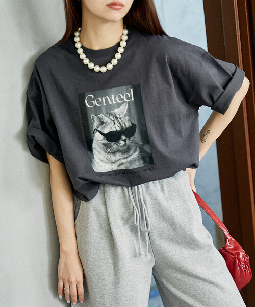 PUBLUX（パブリュクス）の「PUBLUX/パブリュクス ”Genteel”キャット アニマルプリントTシャツ　限定展開（Tシャツ/カットソー・レディース・チャコールグレー/オフホワイト/ベージュ・SMALL/LARGE/MEDIUM）」の2枚目の写真