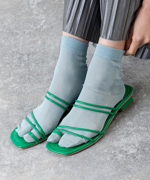 MILLION CARATS（ミリオンカラッツ）の「【TRICOTE】 きらりと光る繊細なラメと、透け感のある軽やかなシアー素材が魅力でサンダルとも好相性の足袋ソックス（ソックス/靴下・レディース・グレー/チャコールグレー/ピンク/ベージュ/イエロー/サックスブルー・FREE）」の4枚目の写真