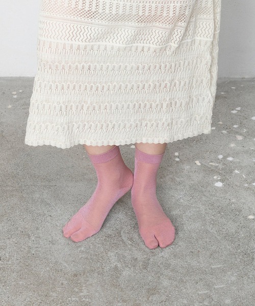 MILLION CARATS（ミリオンカラッツ）の「【TRICOTE】 きらりと光る繊細なラメと、透け感のある軽やかなシアー素材が魅力でサンダルとも好相性の足袋ソックス（ソックス/靴下・レディース・グレー/チャコールグレー/ピンク/ベージュ/イエロー/サックスブルー・FREE）」の6枚目の写真