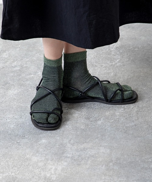 MILLION CARATS（ミリオンカラッツ）の「【TRICOTE】 きらりと光る繊細なラメと、透け感のある軽やかなシアー素材が魅力でサンダルとも好相性の足袋ソックス（ソックス/靴下・レディース・グレー/チャコールグレー/ピンク/ベージュ/イエロー/サックスブルー・FREE）」の3枚目の写真