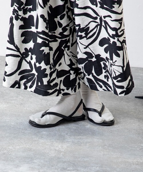 MILLION CARATS（ミリオンカラッツ）の「【TRICOTE】 きらりと光る繊細なラメと、透け感のある軽やかなシアー素材が魅力でサンダルとも好相性の足袋ソックス（ソックス/靴下・レディース・グレー/チャコールグレー/ピンク/ベージュ/イエロー/サックスブルー・FREE）」の8枚目の写真