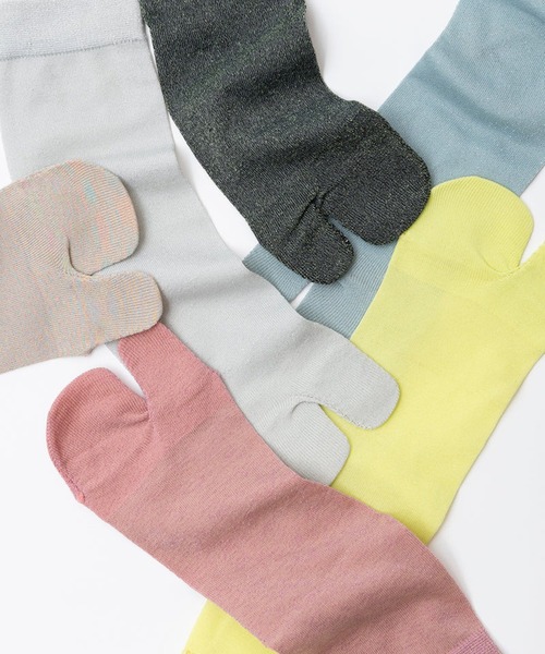 MILLION CARATS（ミリオンカラッツ）の「【TRICOTE】 きらりと光る繊細なラメと、透け感のある軽やかなシアー素材が魅力でサンダルとも好相性の足袋ソックス（ソックス/靴下・レディース・グレー/チャコールグレー/ピンク/ベージュ/イエロー/サックスブルー・FREE）」の14枚目の写真