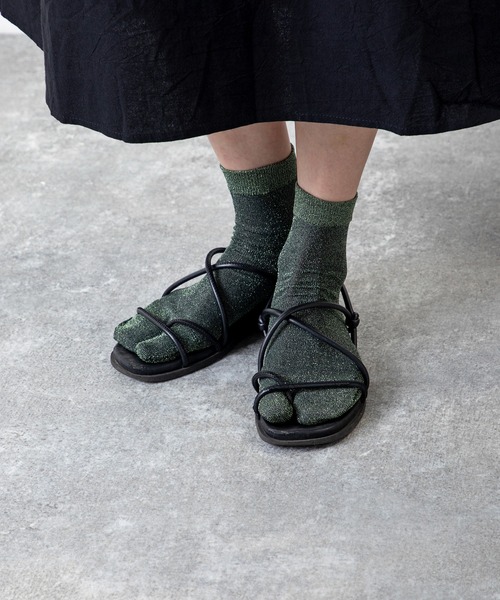 MILLION CARATS（ミリオンカラッツ）の「【TRICOTE】 きらりと光る繊細なラメと、透け感のある軽やかなシアー素材が魅力でサンダルとも好相性の足袋ソックス（ソックス/靴下・レディース・グレー/チャコールグレー/ピンク/ベージュ/イエロー/サックスブルー・FREE）」の16枚目の写真