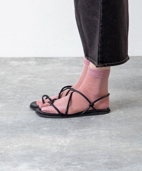 MILLION CARATS（ミリオンカラッツ）の「【TRICOTE】 きらりと光る繊細なラメと、透け感のある軽やかなシアー素材が魅力でサンダルとも好相性の足袋ソックス（ソックス/靴下・レディース・グレー/チャコールグレー/ピンク/ベージュ/イエロー/サックスブルー・FREE）」の20枚目の写真