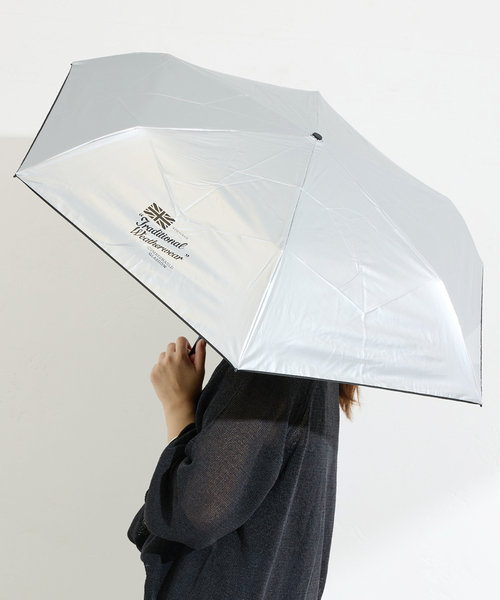 Traditional Weatherwear(トラディショナルウェザーウェア)の「《追加》【TRADITIONAL WEATHERWEAR】LIGHT WEIGHT UMBRELLA:折りたたみ傘(折りたたみ傘・レディース・シルバー・FREE)」の2枚目の写真