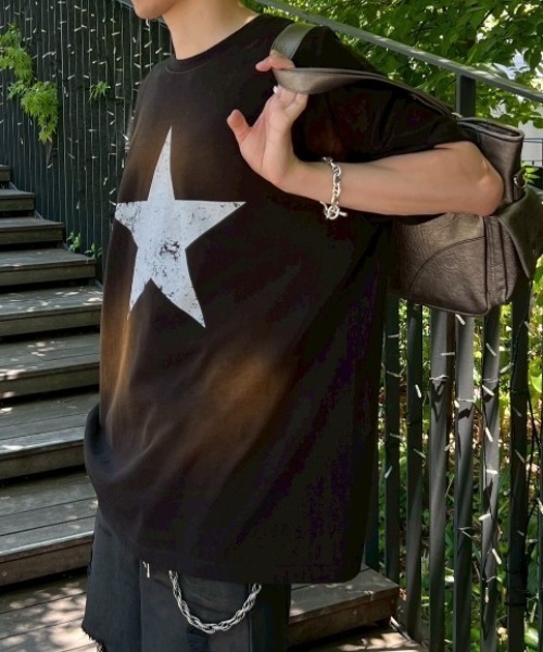 Chikashitsu +（チカシツプラス）の「【Chikashitsu +】pigment big star t-shirt / 【チカシツプラス】ピグメントビッグスタープリント半袖Tシャツ（Tシャツ/カットソー・メンズ・ブラック/ホワイト・ONE SIZE）」の2枚目の写真