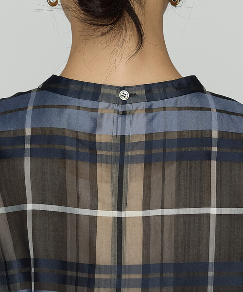 K.T KIYOKO TAKASE(キヨコタカセ)の「シルクオーガンジードビーチェック タックプルブラウス(シャツ/ブラウス・レディース・ブラウン系その他/ブルー系その他・9号/11号)」の14枚目の写真