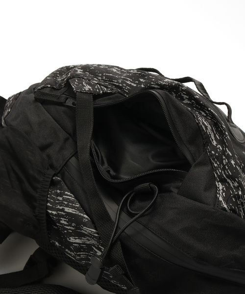 417 EDIFICE（フォーワンセブンエディフィス）の「FRENDO VESUBIE 16（バックパック/リュック・メンズ・ブラック/シルバー・FREE）」の7枚目の写真