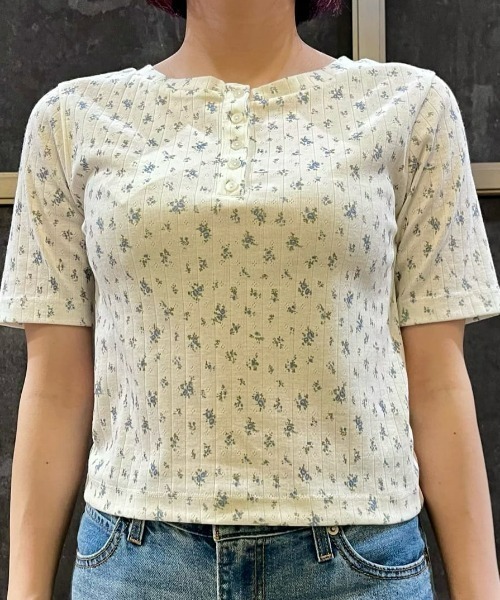 Right-on(ライトオン)の「HONEYSUCKLE ROSE(ハニーサックルローズ)【レディース】小花柄プリントTシャツ(Tシャツ/カットソー・レディース・ブルー・S/M/L)」の10枚目の写真