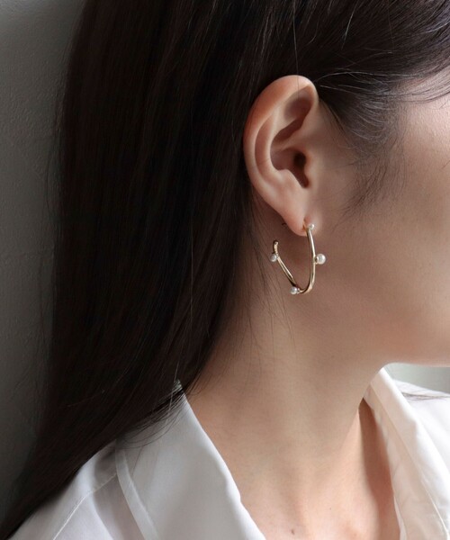 fredy emue(フレディエミュ)の「粒パールカールピアス(ピアス(両耳用)・レディース・シルバー/ゴールド・FREE)」の2枚目の写真