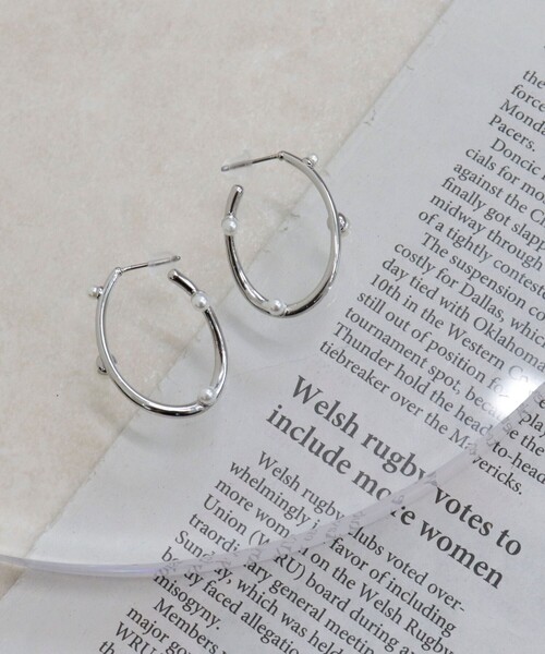 fredy emue(フレディエミュ)の「粒パールカールピアス(ピアス(両耳用)・レディース・シルバー/ゴールド・FREE)」の3枚目の写真