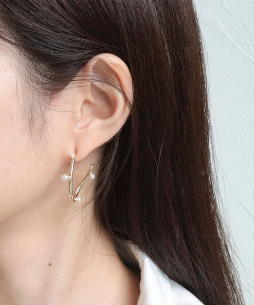 fredy emue(フレディエミュ)の「粒パールカールピアス(ピアス(両耳用)・レディース・シルバー/ゴールド・FREE)」の4枚目の写真