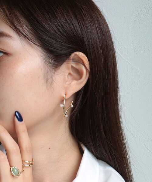 fredy emue(フレディエミュ)の「粒パールカールピアス(ピアス(両耳用)・レディース・シルバー/ゴールド・FREE)」の5枚目の写真