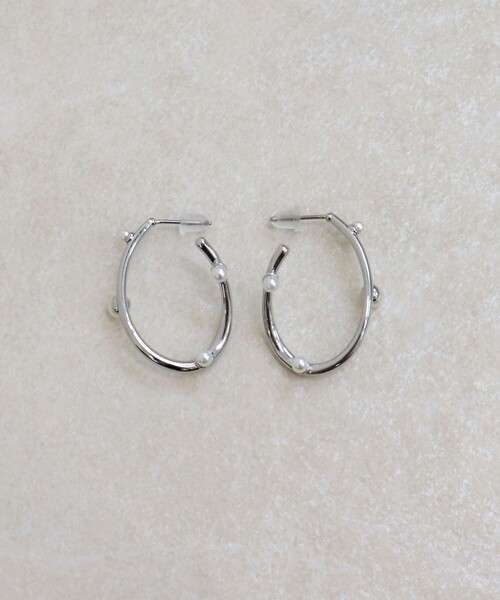 fredy emue(フレディエミュ)の「粒パールカールピアス(ピアス(両耳用)・レディース・シルバー/ゴールド・FREE)」の7枚目の写真