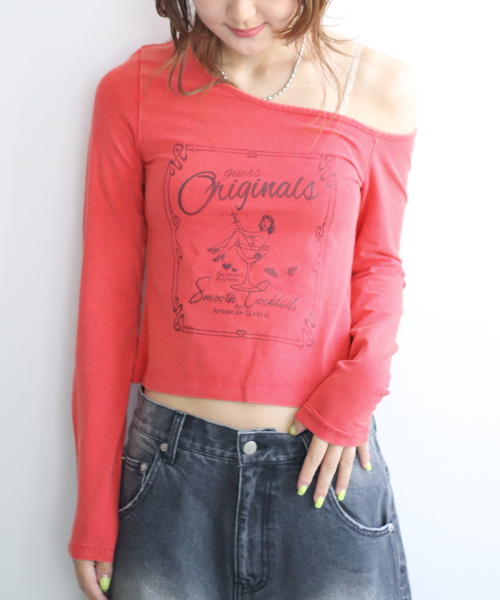 Guess(ゲス)の「GUESS/ゲス GO OFF SHOULDER LS TEE(Tシャツ/カットソー・レディース・レッド/ブラック・SMALL)」の2枚目の写真