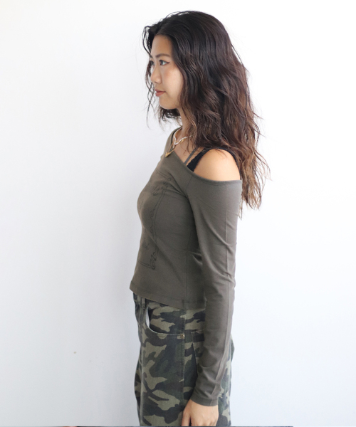 Guess(ゲス)の「GUESS/ゲス GO OFF SHOULDER LS TEE(Tシャツ/カットソー・レディース・レッド/ブラック・SMALL)」の3枚目の写真