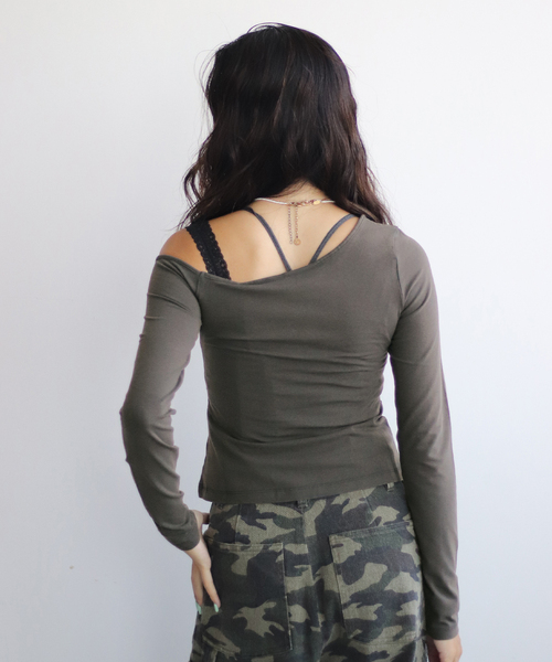 Guess(ゲス)の「GUESS/ゲス GO OFF SHOULDER LS TEE(Tシャツ/カットソー・レディース・レッド/ブラック・SMALL)」の4枚目の写真