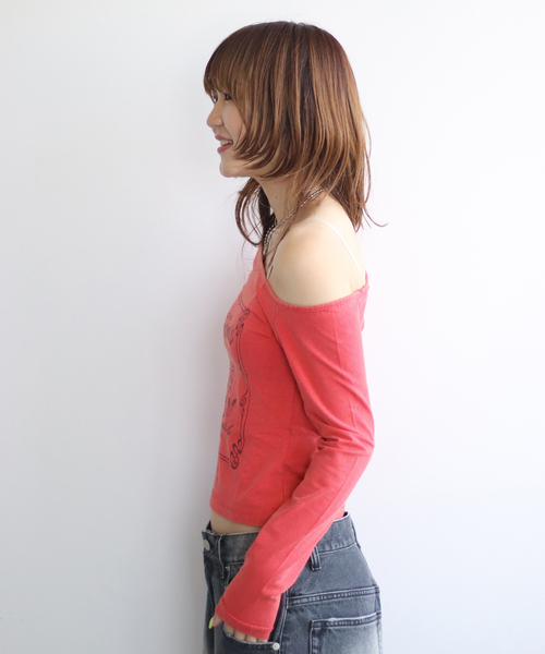 Guess(ゲス)の「GUESS/ゲス GO OFF SHOULDER LS TEE(Tシャツ/カットソー・レディース・レッド/ブラック・SMALL)」の5枚目の写真