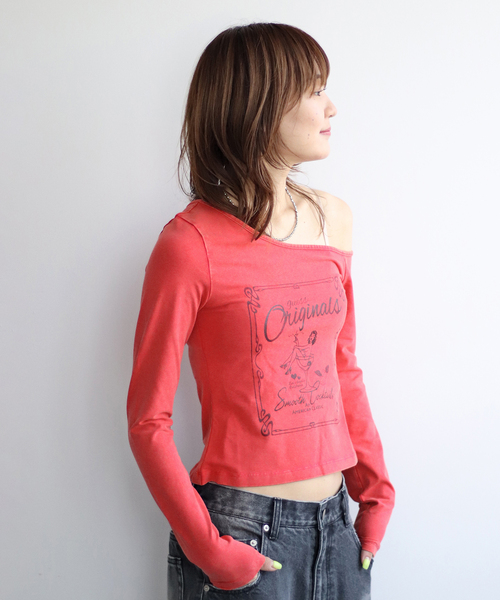 Guess(ゲス)の「GUESS/ゲス GO OFF SHOULDER LS TEE(Tシャツ/カットソー・レディース・レッド/ブラック・SMALL)」の7枚目の写真