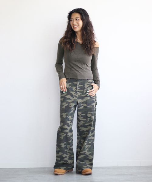 Guess(ゲス)の「GUESS/ゲス GO OFF SHOULDER LS TEE(Tシャツ/カットソー・レディース・レッド/ブラック・SMALL)」の8枚目の写真