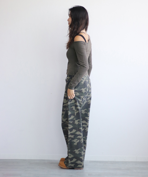 Guess(ゲス)の「GUESS/ゲス GO OFF SHOULDER LS TEE(Tシャツ/カットソー・レディース・レッド/ブラック・SMALL)」の10枚目の写真