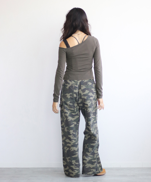 Guess(ゲス)の「GUESS/ゲス GO OFF SHOULDER LS TEE(Tシャツ/カットソー・レディース・レッド/ブラック・SMALL)」の11枚目の写真