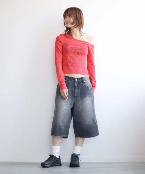 Guess(ゲス)の「GUESS/ゲス GO OFF SHOULDER LS TEE(Tシャツ/カットソー・レディース・レッド/ブラック・SMALL)」の12枚目の写真