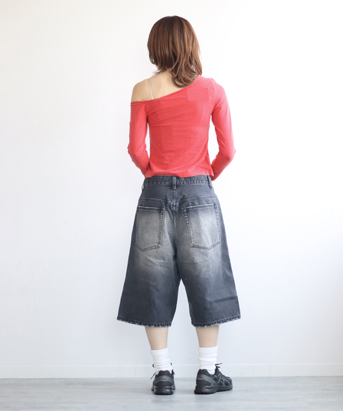 Guess(ゲス)の「GUESS/ゲス GO OFF SHOULDER LS TEE(Tシャツ/カットソー・レディース・レッド/ブラック・SMALL)」の13枚目の写真