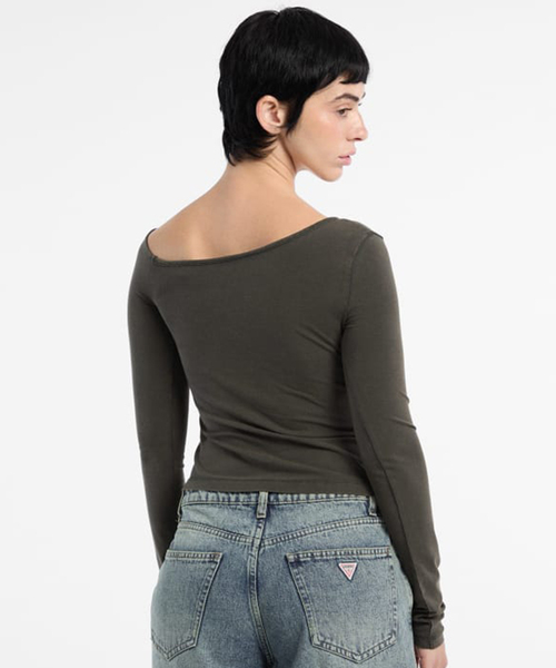 Guess(ゲス)の「GUESS/ゲス GO OFF SHOULDER LS TEE(Tシャツ/カットソー・レディース・レッド/ブラック・SMALL)」の16枚目の写真