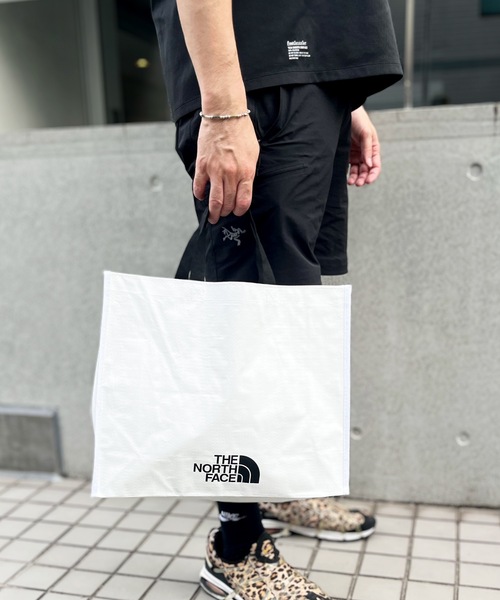 THE NORTH FACE(ザノースフェイス)の「【THE NORTH FACE】ノースフェイス SHOPPER BAG ホワイトレーベル ショッパーバッグ Mサイズ(エコバッグ/サブバッグ・レディース・ホワイト・MEDIUM)」の1枚目の写真