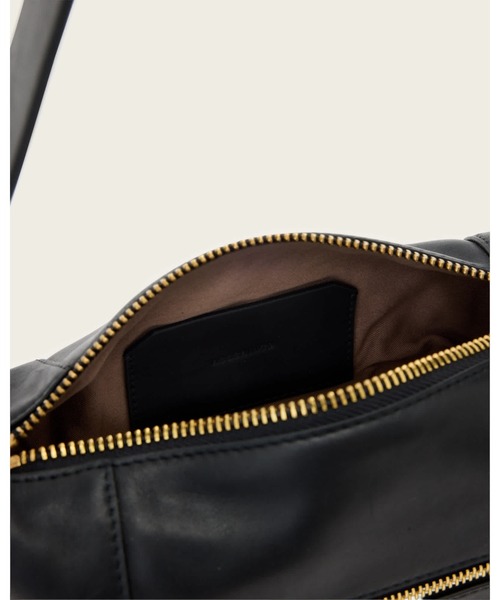 ALLSAINTS(オールセインツ)の「VEGA LEATHER MINI BAG | VEGA レザー ミニ バッグ(ショルダーバッグ・レディース・ブラック・ONE SIZE)」の3枚目の写真