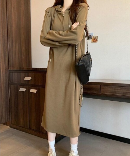 cammie(キャミー)の「ハーフジップフード付きワンピース(ワンピース・レディース・ブラック/キャメル・L/M)」の8枚目の写真