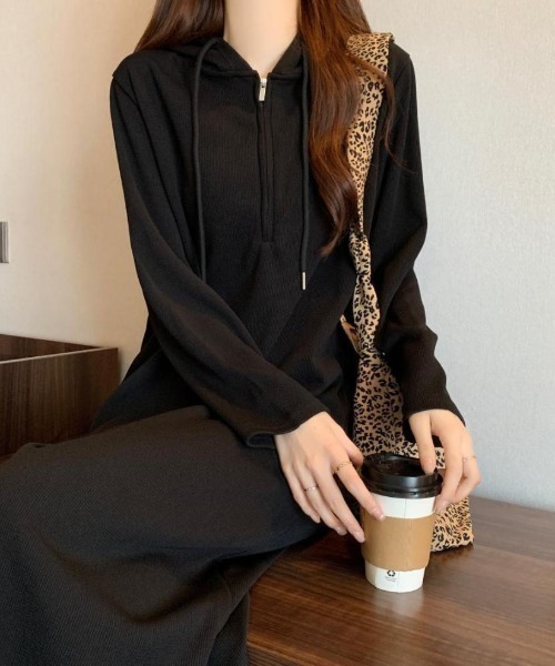 cammie(キャミー)の「ハーフジップフード付きワンピース(ワンピース・レディース・ブラック/キャメル・L/M)」の4枚目の写真