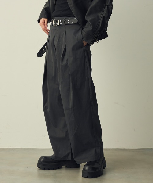 Shoowtime(ショウタイム)の「Tuck wide straight slacks / タックワイドストレートスラックス(スラックス・メンズ・グレー/ブラック・X-LARGE/LARGE/MEDIUM)」の15枚目の写真