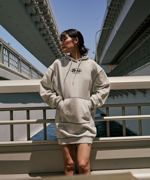 RVCA(ルーカ)の「RVCA レディース CLASSIC HOODED DRESS ワンピース 【2025年秋冬モデル】 @autumn/ルーカスウェットワンピース(ワンピース・レディース・ブラック/グレー/オフホワイト・SMALL/MEDIUM/LARGE)」の3枚目の写真