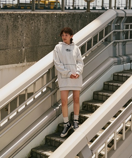 RVCA(ルーカ)の「RVCA レディース CLASSIC HOODED DRESS ワンピース 【2025年秋冬モデル】 @autumn/ルーカスウェットワンピース(ワンピース・レディース・ブラック/グレー/オフホワイト・SMALL/MEDIUM/LARGE)」の9枚目の写真