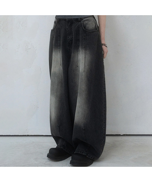 AVANDRESS(アバンドレス )の「Super Wide Dart Denim Pants WASHING BLACK(デニムパンツ・メンズ・ブラック・MEDIUM/X-LARGE)」の1枚目の写真