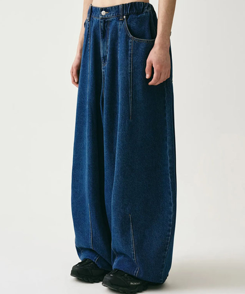 AVANDRESS(アバンドレス )の「Super Wide Dart Denim Pants WASHING BLACK(デニムパンツ・メンズ・ブラック・MEDIUM/X-LARGE)」の4枚目の写真