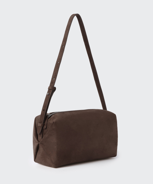 MUSINSA STANDARD WOMAN（ムシンサスタンダードウーマン）の「ウィメンズ シンセティックスエード ピローショルダーバッグ [ダークブラウン]（ショルダーバッグ・レディース・その他・FREE）」の3枚目の写真