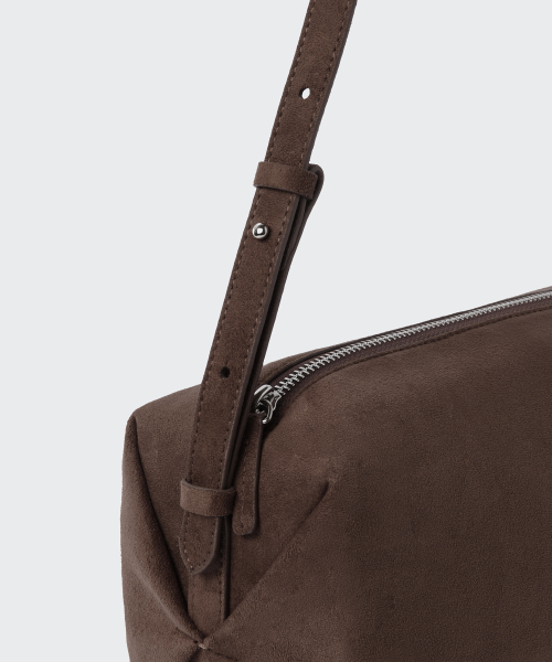 MUSINSA STANDARD WOMAN（ムシンサスタンダードウーマン）の「ウィメンズ シンセティックスエード ピローショルダーバッグ [ダークブラウン]（ショルダーバッグ・レディース・その他・FREE）」の8枚目の写真