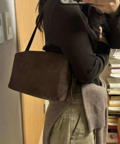 MUSINSA STANDARD WOMAN（ムシンサスタンダードウーマン）の「ウィメンズ シンセティックスエード ピローショルダーバッグ [ダークブラウン]（ショルダーバッグ・レディース・その他・FREE）」の12枚目の写真