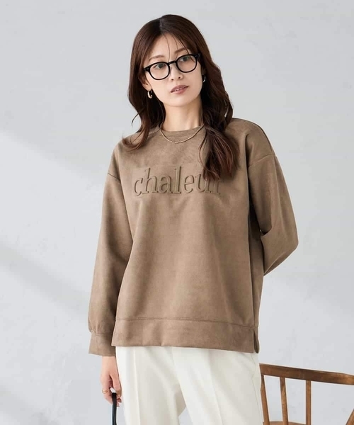 a.v.v(アーヴェヴェ)の「エンボスロゴスウェードトップス(Tシャツ/カットソー・レディース・モカ/グレー系その他/ライトピンク・36/38/40)」の1枚目の写真