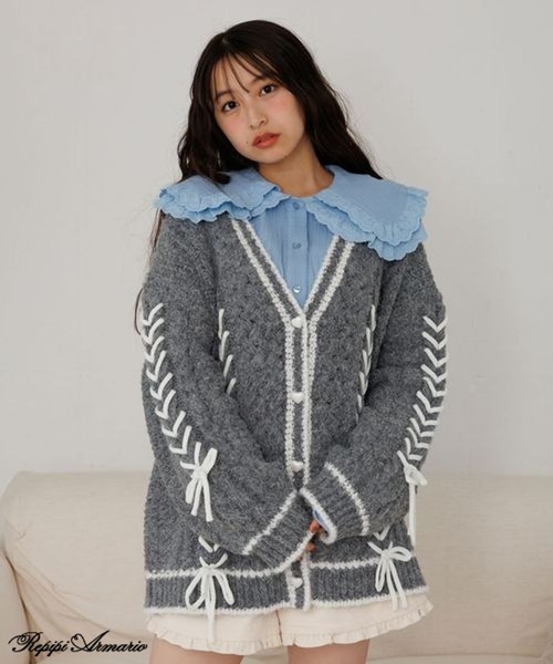 repipi armario（レピピ アルマリオ）の「【girly line】レースアップケーブルカーディガン（カーディガン/ボレロ・キッズ・オフホワイト/チャコールグレー/ブルー系その他・SMALL/MEDIUM/LARGE）」の2枚目の写真