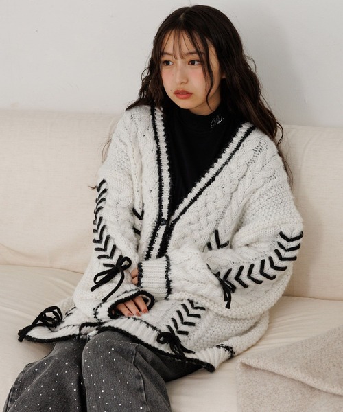 repipi armario（レピピ アルマリオ）の「【girly line】レースアップケーブルカーディガン（カーディガン/ボレロ・キッズ・オフホワイト/チャコールグレー/ブルー系その他・SMALL/MEDIUM/LARGE）」の4枚目の写真