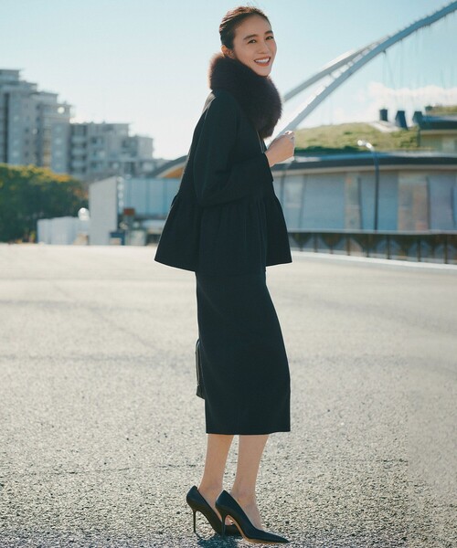 UNFILO（アンフィーロ）の「【セレモニー】BEAUTY FORM KNIT ペプラムセットアップ（セットアップ・レディース・ベージュ系/ネイビー系/ブラック系・X-LARGE）」の2枚目の写真