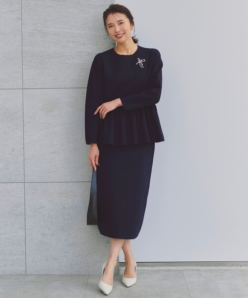 UNFILO（アンフィーロ）の「【セレモニー】BEAUTY FORM KNIT ペプラムセットアップ（セットアップ・レディース・ベージュ系/ネイビー系/ブラック系・X-LARGE）」の3枚目の写真