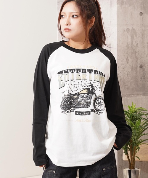 1111clothing(ワンフォークロージング)の「ラグラン プリント ロングスリーブ Tシャツ / Raglan Print Long Sleeve Tee(Tシャツ/カットソー・メンズ・レッド/ブラウン/ブラック・M/L)」の1枚目の写真